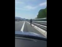 بالفيديو...عقوبات صارمة تنتظر شرطي إيطالي بسبب سخريته من مهاجر مغربي في الطريق السيار