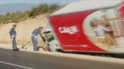 أزيلال.. انقلاب شاحنة بعد فقدان السائق السيطرة على المقود بالطريق نحو بني ملال