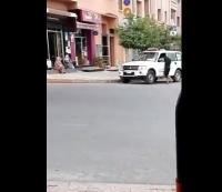 شاهد كيف سرق لص هاتفا نقالا من داخل سيارة إسعاف