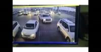 بالفيديو.. خليجي يطارد سيارته المسروقة ويقفز بجوار السارق