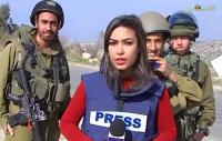 جنود الاحتلال يستفزون ويضايقون صحفية فلسطينية أثناء مراسلة تلفزيونية