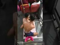 البسالة وقلة الحيا هادي..شابان يحولان حافلة الى حمام وفايسبوكيون يستتكرون (فيديو)