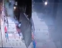 نجا بأعجوبة.. لحظة سقوط صاروخ إسرائيلي على منزل فلسطيني دون أن ينفجر