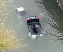 بالفيديو...شاب يغامر بحياته لنجدة سائق سيارة تغرق