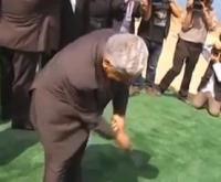 رئيس الوزراء الأردني "يضرب" صحفيا تحت الحزام