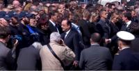 شرطي فرنسي يرفض مصافحة الرئيس فرانسوا هولاند ورئيس الوزراء ...شاهد ردة فعله !!