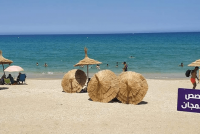 استياء عارم بعد تخريب المظلات المجانية بالمضيق وأصابع الاتهام تتجه إلى هؤلاء