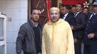 الملك يأخذ صورا مع مواطنين بأزقة فاس الضيقة