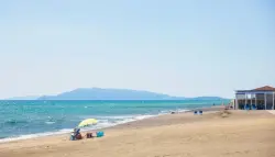 مأساة على الشاطئ.. وفاة مراهق إيطالي اختناقاً بعد انهيار نفق رملي