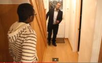 بالفيديو: يخدع والده فيبرحه ضرباً