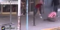 بالفيديو : مشاجرة بين فتاة وصديقها بسبب رجل مخمور