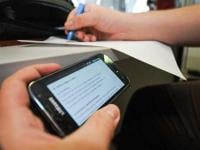 أثناء الامتحان الجهوي...تلميذ يعنف نفسه بعد منعه من استعمال هاتفه النقال