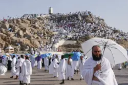 السعودية تدعو الحجاج إلى البقاء في مخيماتهم بعرفات حتى 4 عصرًا