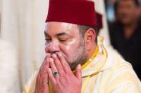 الملك محمد السادس يؤدي صلاة الجمعة بجزيرة زنجبار
