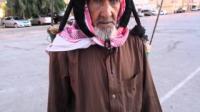 مسن سعودي ينبش في القمامة