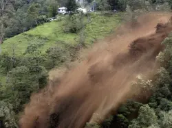 انهيار طيني يودي بحياة 10 أشخاص ويُفقد 15 آخرين في كولومبيا