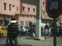 مواطنون بمقهى يلقون القبض على مختل ويسلمونه للأمن وبعد دقائق عاد يحمل سكين وعربد عليهم