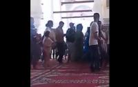 ما بقى احترام....امرأة محيْحة وسط الجامع و مصور الفيديو يغني !