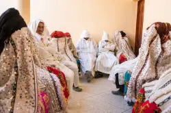 موسم الخطوبة.. شباب يحتفلون بالزواج في طقوس جماعية فريدة