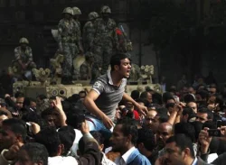 الفوضى في شوارع مصر ومبارك يتشبث بالسلطة