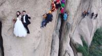 عروسان يخاطران بحياتهما لالتقاط صور زفافهما