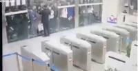 تدافع مئات الطلاب الصينيين للتسابق على دخول المكتبة (فيديو)