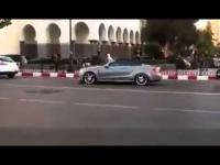الملك محمد السادس أثناء مروره بالقرب من مسجد محمد الخامس بطنجة