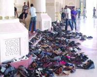 شاهد..اختراع جديد لتنظيم أحذية المصلين