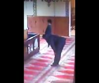 فيديو طريف : طفل يتعلق بوالده و هو يصلي
