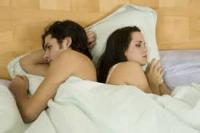 لماذا يقلل بعض الأزواج من كلامهم مع زوجاتهم