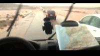 سياح أجانب و مغاربة يخاطرون بحياتهم و يقطعون سيول جارفة نواحي ورزازات