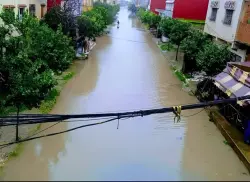 حالة تأهب قصوى بالقصر الكبير.. حواجز وقائية لحماية الأحياء السكنية من "فيضانات" واد اللوكوس