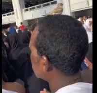 عصفور يقف على رأس معتمر أثناء طوافه بالكعبة (فيديو)