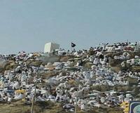 رفع راية داعش على جبل عرفات !!