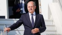 مجهول يخترق موكب المستشار الألماني ويعانقه قبل اعتقاله