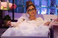 مذيعه مصريه تقدم برنامجها من داخل البانيو