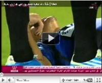 السفري يعتدي  بالضرب بالرأس على لاعب بدون كرة