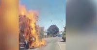 بالفيديو.. شاحنة محملة بالقش تتحول إلى كرة من اللهب المتحرك