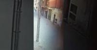 بالفيديو.. لحظة سرقة لص حقيبة فتاة في وضح النهار بأكادير