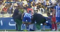 روح رياضية عالية ..  طبيب فريق المولودية الوجدية يسعف لاعب اتحاد طنجة