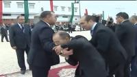 وزير الداخلية يقبل يد الملك‏ بطريقة غريية