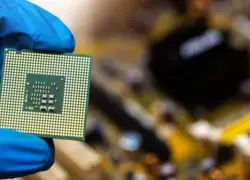 شريحة ضوئية تسرّع الذكاء الاصطناعي 100 مرة وتخفض استهلاك الطاقة بشكل غير مسبوق