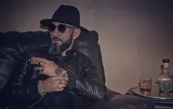 أغانيه مليئة بالكلام النابي.. ظهور فنان مغربي مع بناته المحتشمات يثير ضجة واسعة (صور)