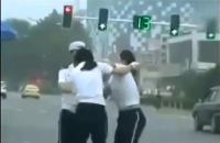 شرطيات المرور بالصين يتصارعن في الشارع العام