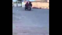 مغاربة والضحك الباسل