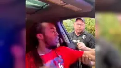 بالفيديو.. شرطي يحطم زجاج سيارة ويضرب سائقها