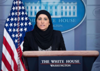 من هي المسؤولة المحجبة التي خاطبت الأمريكيين في الإيجاز الصحفي للبيت الأبيض؟