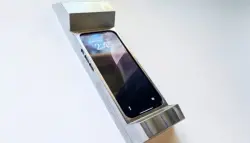 ابتكار غريب يحارب إدمان الهواتف الذكية بطريقة غير متوقعة!