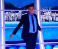 مذيع يرقص على الهواء احتفالا بفوز بالجزائر