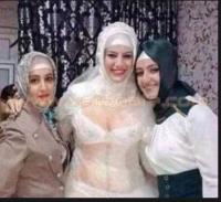 بالفيديو.. محجبة تونسية تشعل «فيس بوك» بسبب فستان زفافها المكشوف